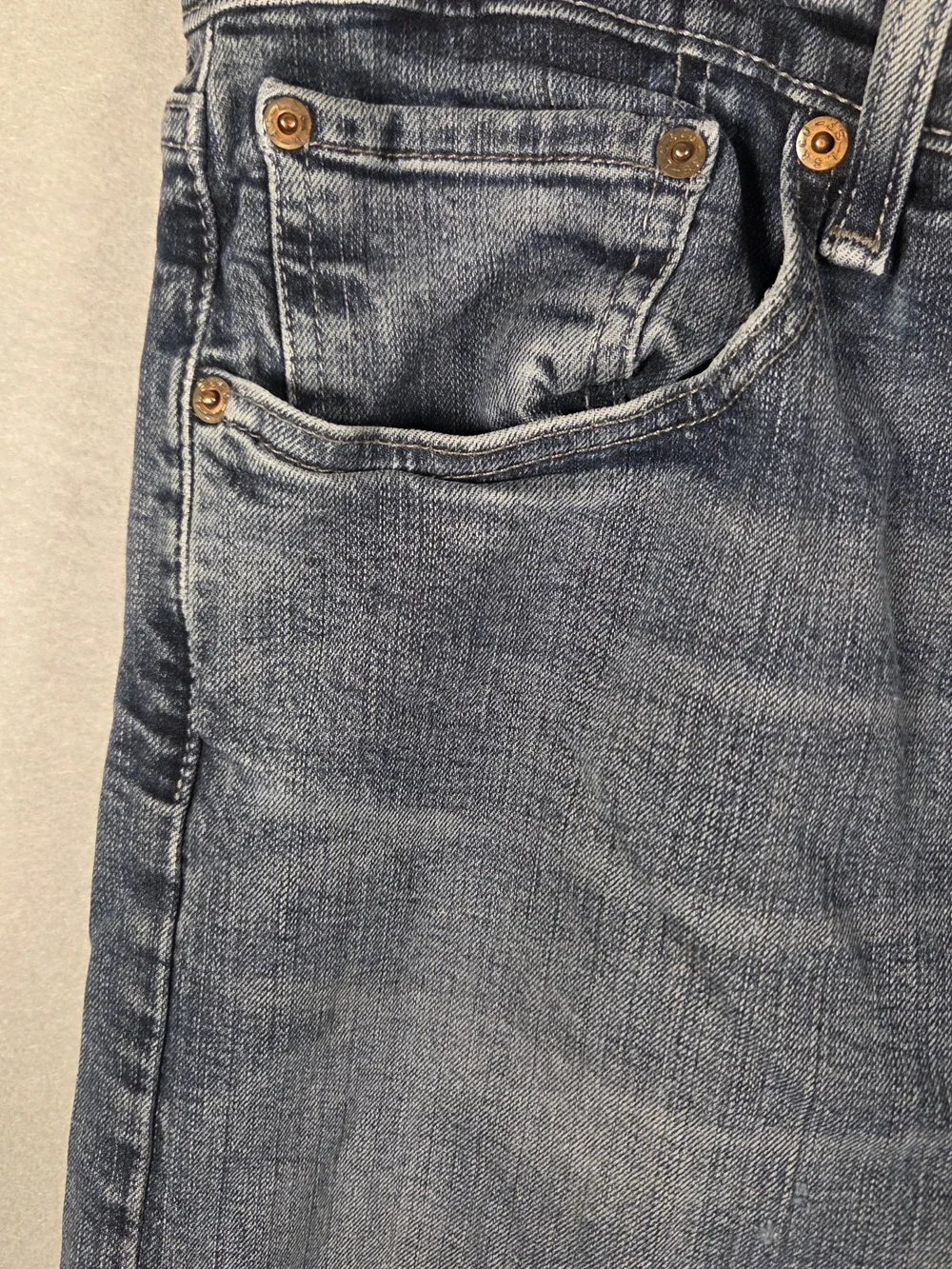 Levi's 505 relaxed fit jeans (34x32) in a medium-to-dark wash (T623)